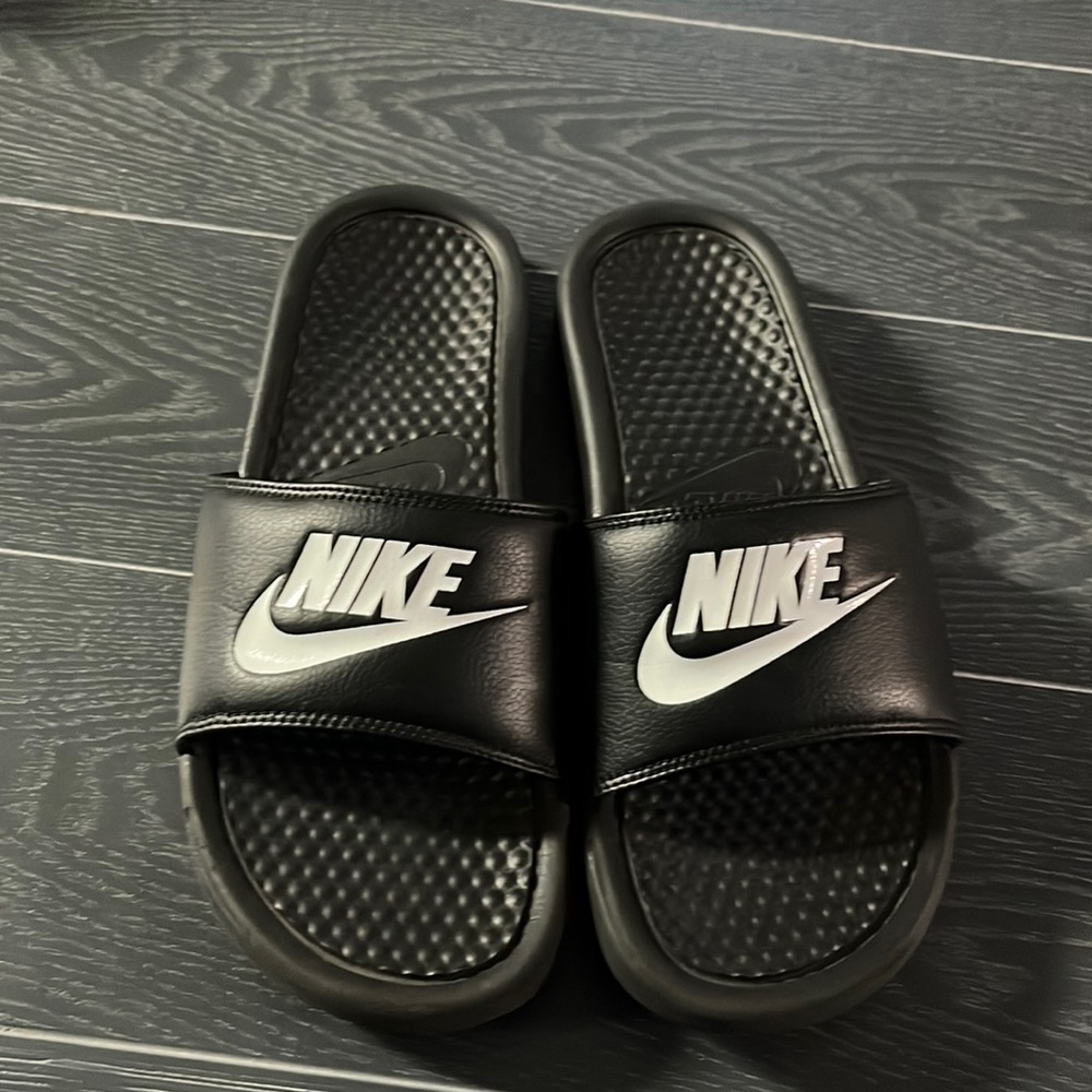 Men’s size 8 Nike slides